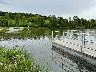 Am Hahnenkammsee ermöglicht eine handbetriebene Fähre das Übersetzen über den See.