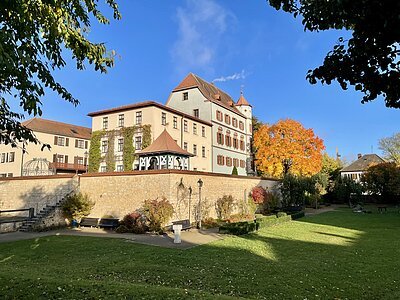 Das Schloss in Treuchtlingen im Herbst.